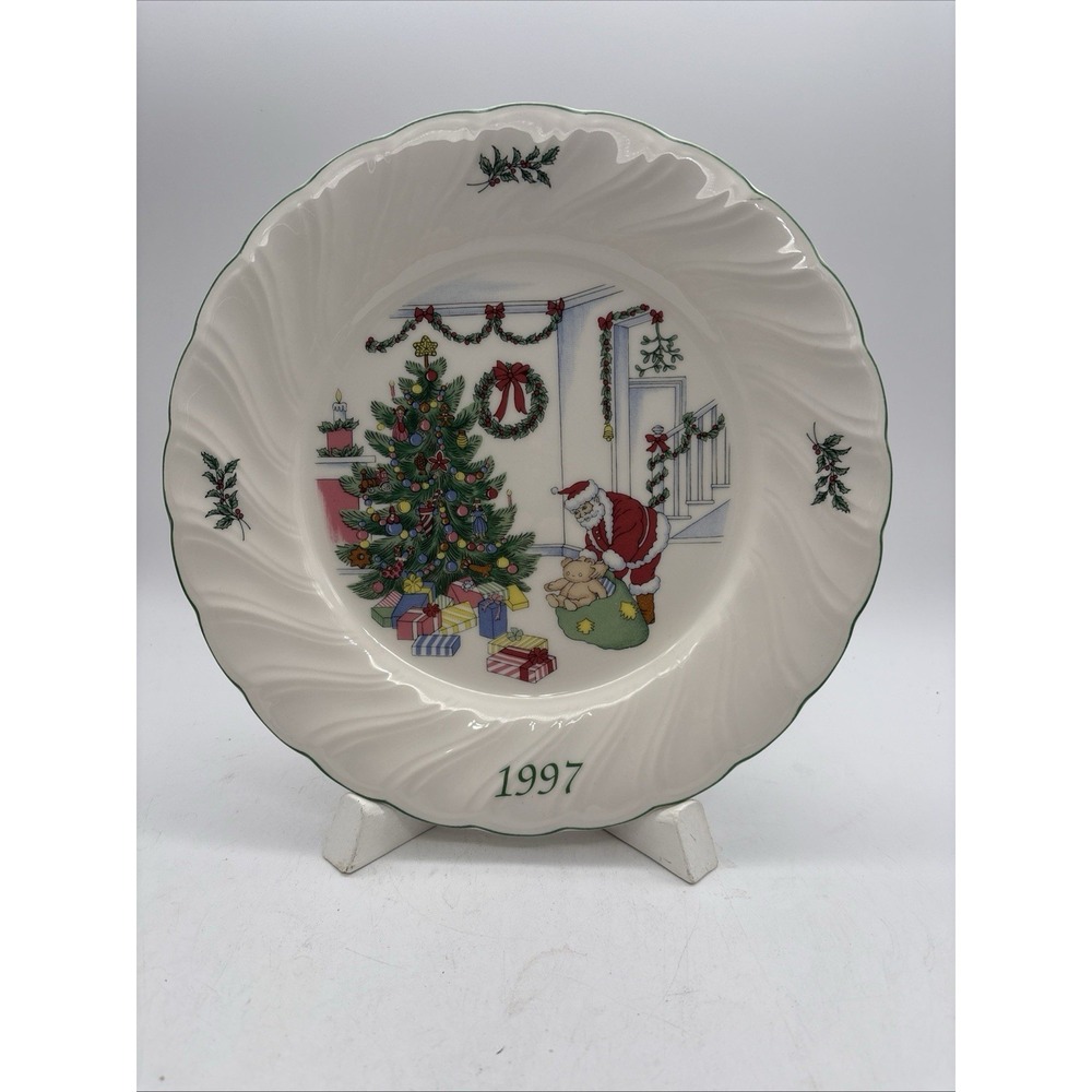 Nikko Happy Holidays Deck the Halls 1997 Christmas Collectible Plate Japan
